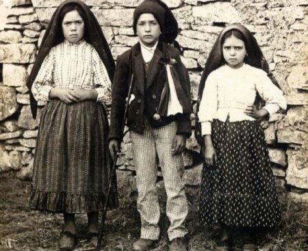 Франциск в присутствии полумиллиона верующих завершил канонизацию двух детей в Португалии (фото)