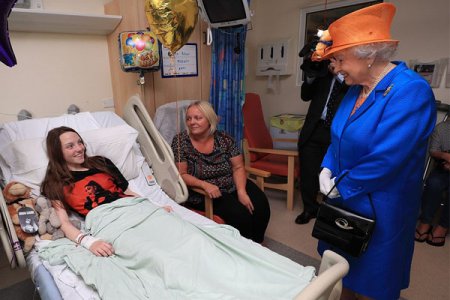Королева Великобритании лично посетила детей - жертв теракта в Манчестере (фото, видео)