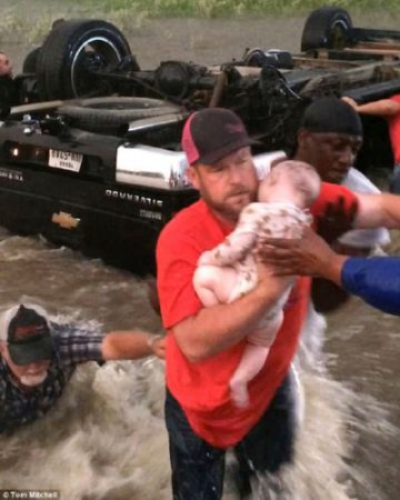 Появилось видео спасения детей из тонущего автомобиля во время наводнения в Техасе (фото, видео)