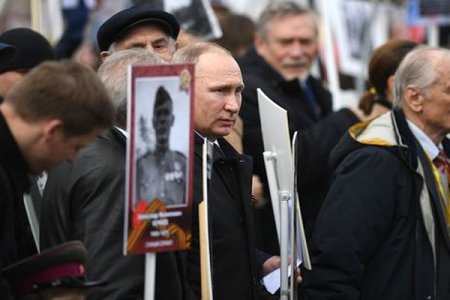 Путин принял парад в Москве и вышел на акцию "Бессмертный полк" (фото)