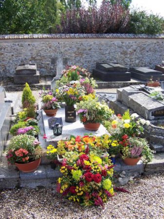 Во Франции осквернена могила легендарной актрисы Роми Шнайдер
