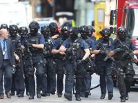 Лондонские полицейские выстрелили в голову случайному прохожему