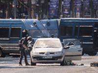 На Елисейских полях в Париже легковой автомобиль протаранил полицейский фургон (фото, видео)