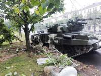 По центру Минска, ломая столбы и деревья, промчались танки (видео)