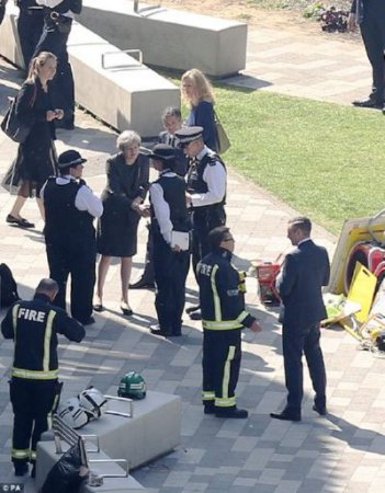 "Будем честны - пожар в Лондоне унес жизни не менее 150 человек" - певица Лили Аллен