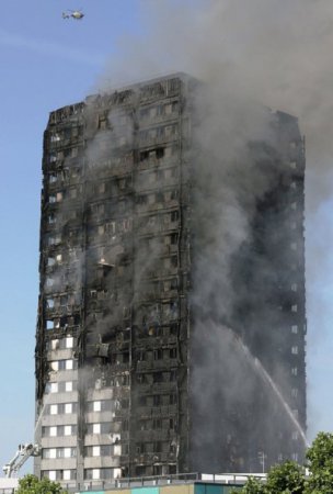 Число погибших в результате сильнейшего пожара в Лондоне составляет уже 12 человек (фото)