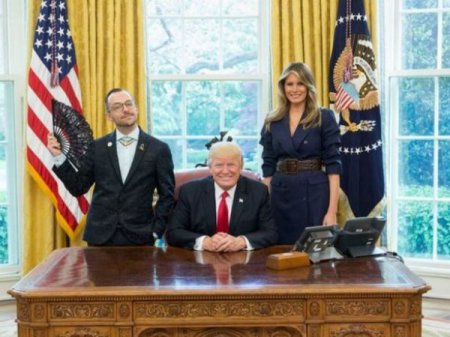 Дональд и Мелания Трамп сфотографировались в Овальном кабинете с активистом ЛГБТ-сообщества (фото)