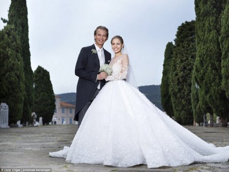 Свадебное платье наследницы компании «Сваровски» стоило миллион долларов и весило 46 килограммов (фото)
