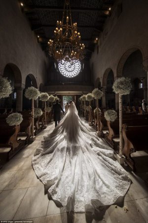 Свадебное платье наследницы компании «Сваровски» стоило миллион долларов и весило 46 килограммов (фото)