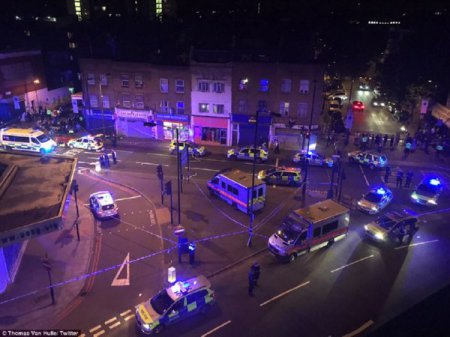 В Лондоне автофургон врезался в группу мусульман возле мечети (фото)