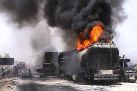 В Пакистане погибли более 120 человек, желающих поживиться бесплатным бензином (фото)