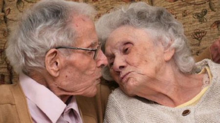 В Великобритании супруги воссоединились после разлуки, чтобы отпраздновать 80-летие совместной жизни (фото)