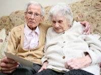 В Великобритании супруги воссоединились после разлуки, чтобы отпраздновать 80-летие совместной жизни (фото)