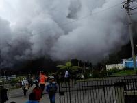 Извержение вулкана на острове Ява застало врасплох группу туристов (фото, видео)