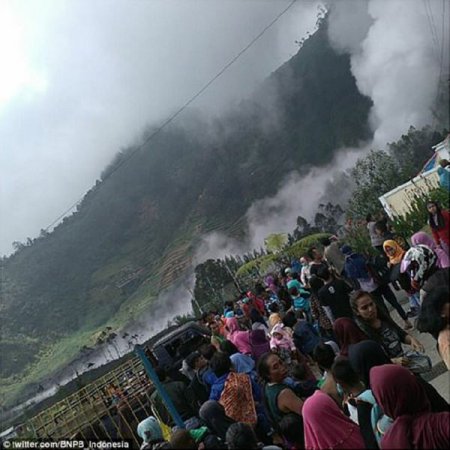Извержение вулкана на острове Ява застало врасплох группу туристов (фото, видео)