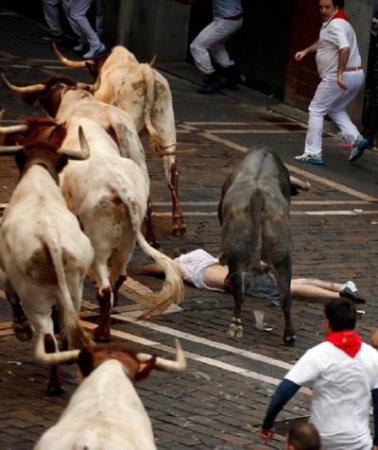 На фестивале в Памплоне быки подняли на рога двух туристов (фото, видео)