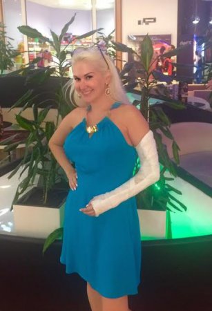 Певица Катя Бужинская сломала руку (фото)