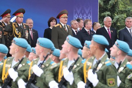 В Беларуси на парад привезли диваны, холодильники, стиральные машины (фото)