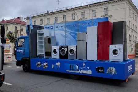 В Беларуси на парад привезли диваны, холодильники, стиральные машины (фото)