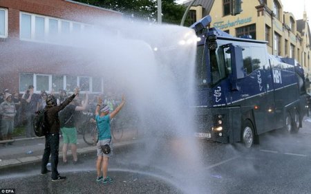 В Гамбурге полиция применила водометы для разгона участников акции протеста Welcome to Hell (фото)