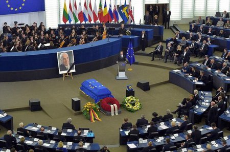 В Страсбурге прошла общеевропейская церемония прощания с Гельмутом Колем (фото)