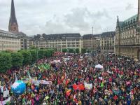 Тысячи людей вышли на улицы Гамбурга в знак протеста против деятельности стран G20 (фото)