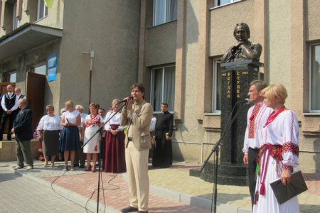 На Львовщине открыли памятник Богдану Ступке (фото)