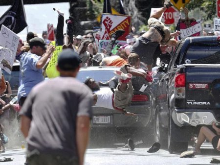 Совершившего наезд на демонстрантов в Шарлоттсвилле требуют судить как террориста (фото, видео)