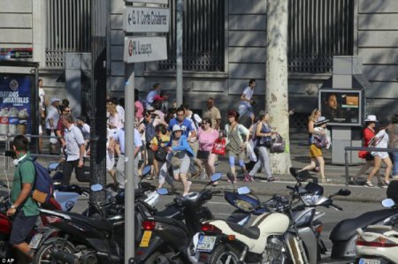 Установлена личность совершившего теракта в Барселоне (фото, видео)