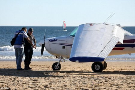 В Португалии самолет приземлился прямо на пляж с отдыхающими (фото)