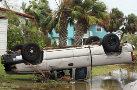 Вслед за ураганом на Техас обрушилось катастрофическое наводнение (фото)