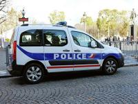 В Париже автомобиль врезался в военнослужащих, которые патрулировали город