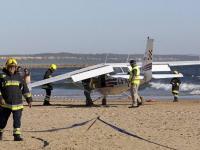 В Португалии самолет приземлился прямо на пляж с отдыхающими (фото)
