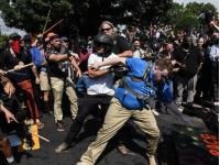 В Виргинии в результате массовых столкновений между правыми радикалами и либералами погиб человек, еще 20 пострадали (фото, видео)