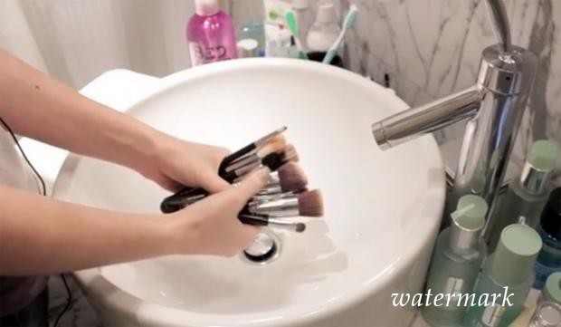 Жуткая история: что может произойти если не мыть кисточку для макияжа