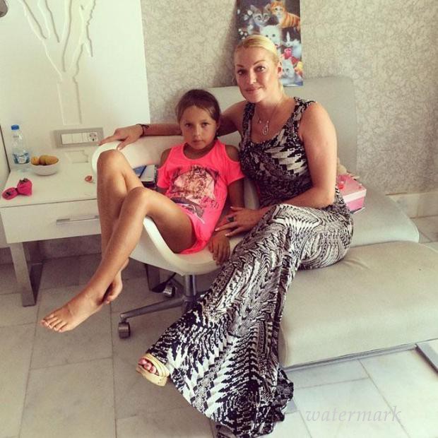 Анастасия Волочкова продемонстрировала крепкую дружбу со своей соперницей