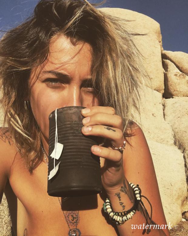 Дочь Майкла Джексона делится откровенными снимками с отдыха в пустыне