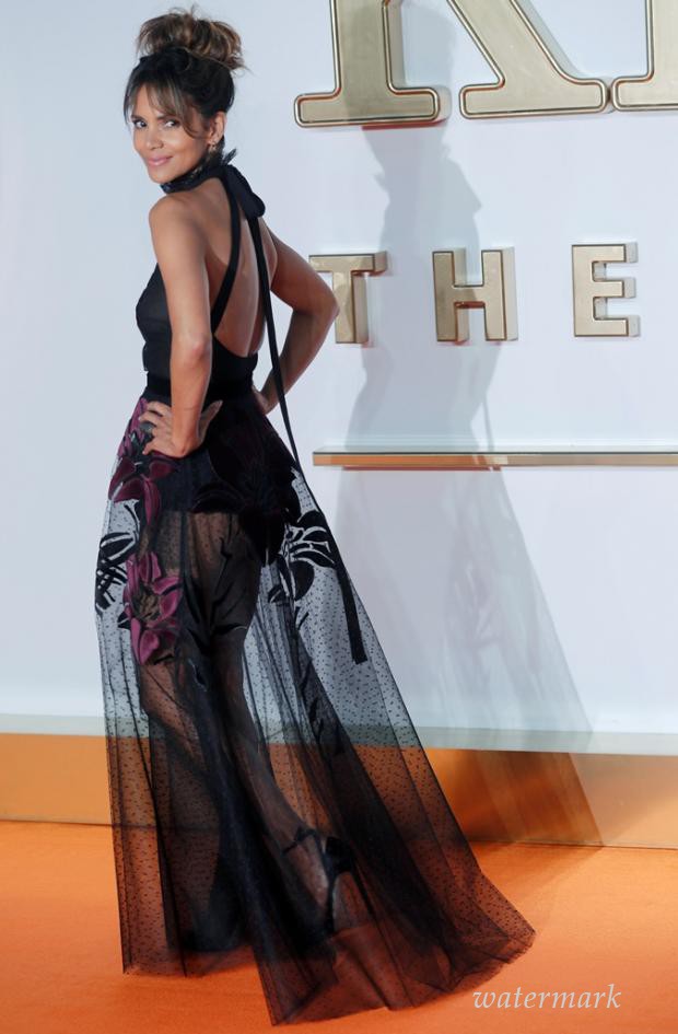 Холли Берри продолжает удивлять: 51-летняя звезда показала идеальные ноги в прозрачном платье