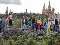 «Москвичи, имитирующие отдыхающих, уничтожают парк, имитирующий тундру»