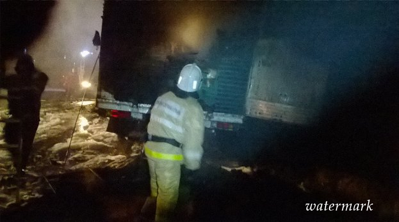 На крымской трассе ночью сгорела груженая фура [фото]
