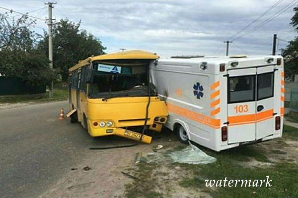 На Львовщине косой водитель маршрутки врезался в скорую. Двух медиков пришлось госпитализировать(фото)