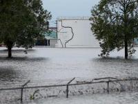 На затопленном в Техасе химзаводе прогремели два взрыва