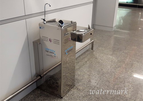 Питьевые фонтанчики ввели в варшавском аэропорту