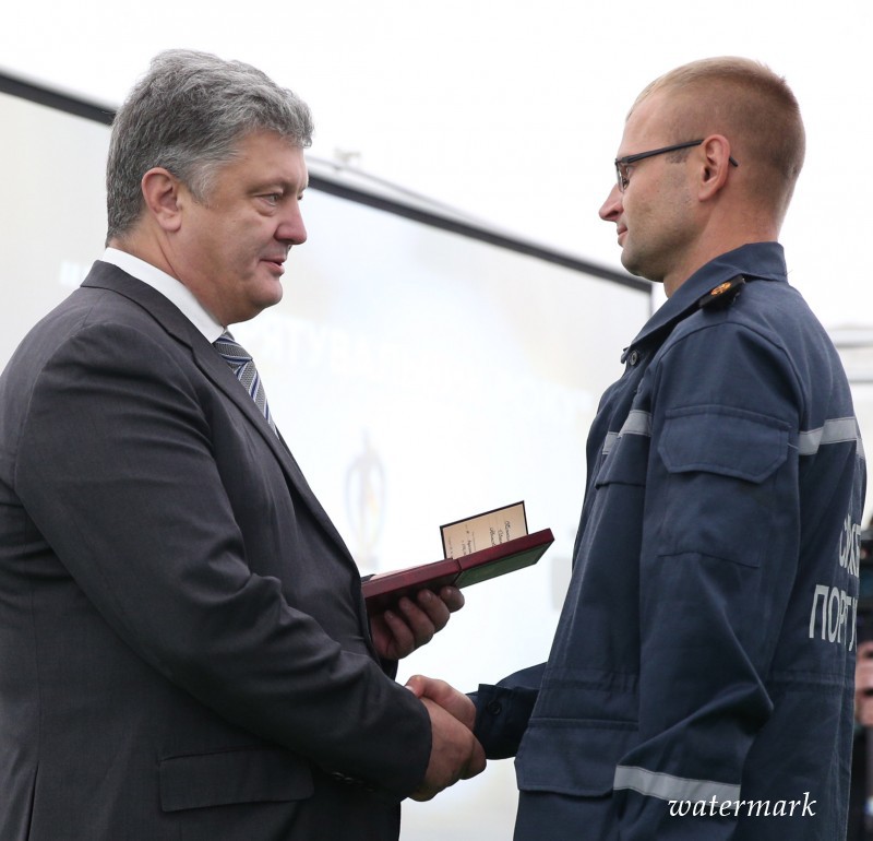 Президент відзначив державними нагородами рятувальників та подарунками лауреатів Всеукраїнської акції «Герой-рятувальник 2017 року»