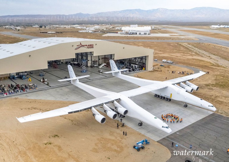 Stratolaunch(,)