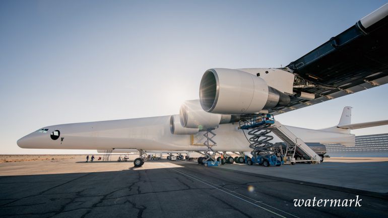 Stratolaunch(,)