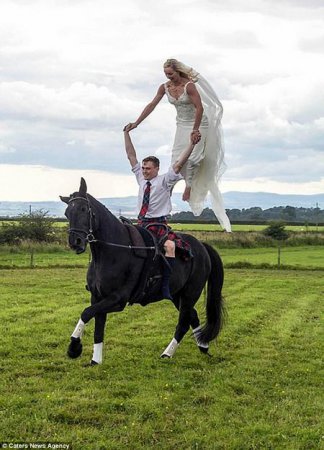 Чемпионка мира по конному спорту исполняла акробатические трюки на своей собственной свадьбе (фото)