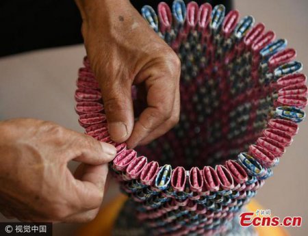 Китайский пенсионер создает вазы из... игральных карт (фото)