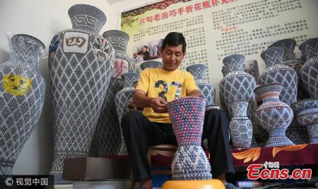 Китайский пенсионер создает вазы из... игральных карт (фото)