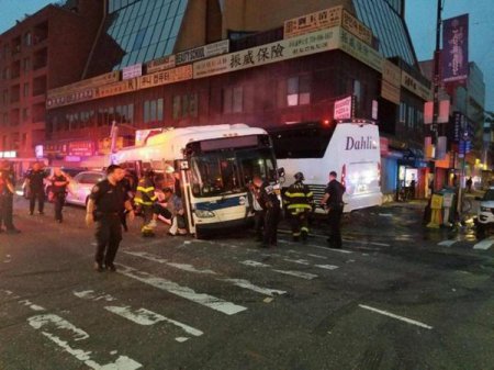 В Нью-Йорке столкнулись туристический и пассажирский автобусы (фото, видео)